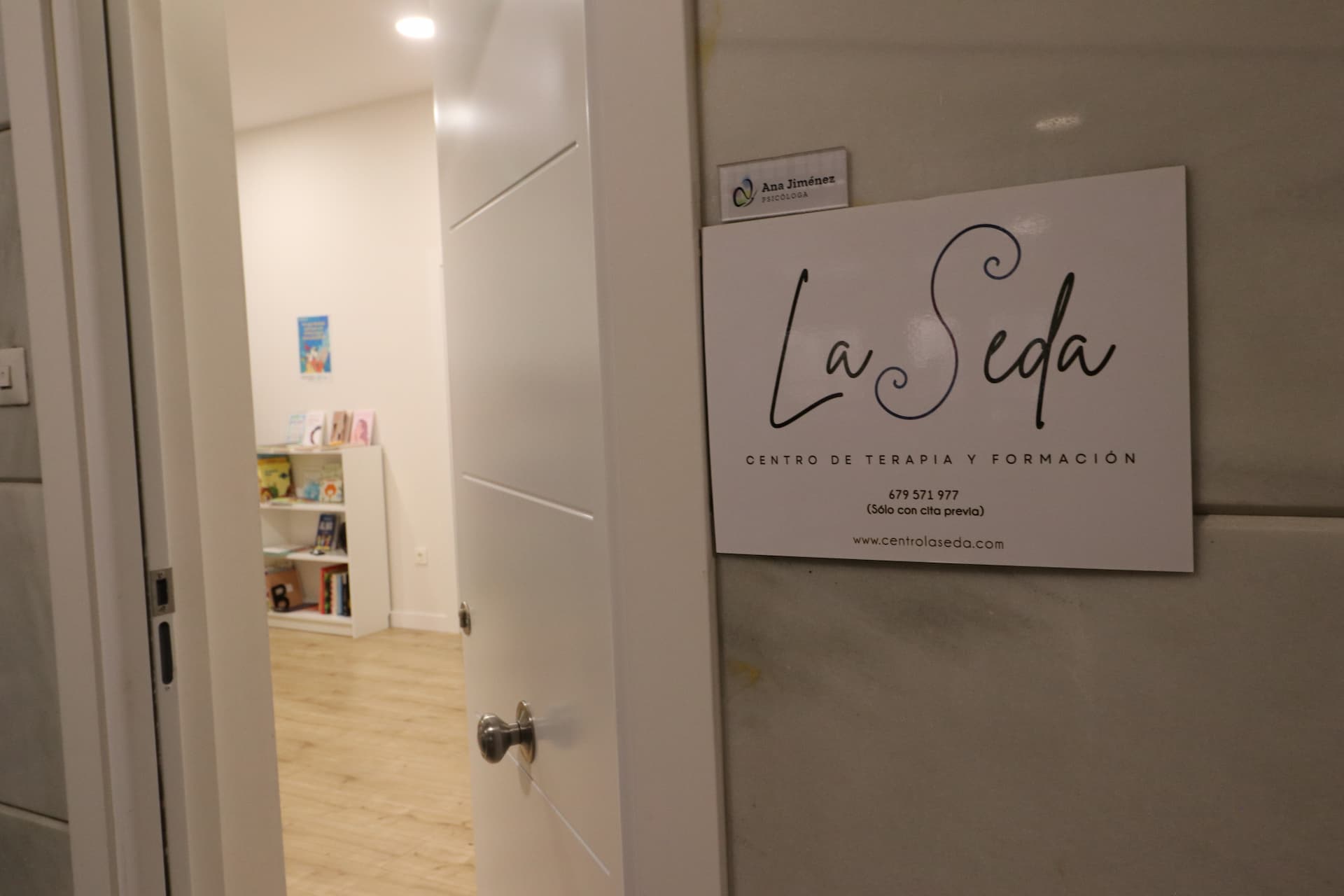 Pasillo interior del Centro de Psicología La Seda en Granada
