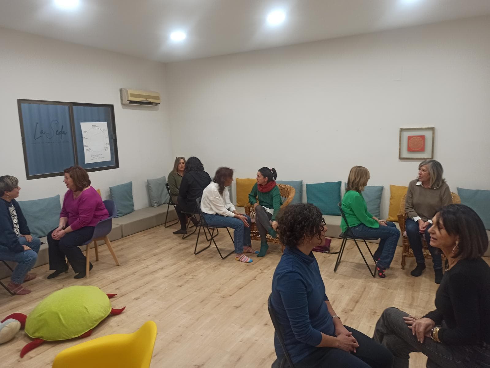 Sala de talleres grupales y terapia grupal en el Centro La Seda Granada